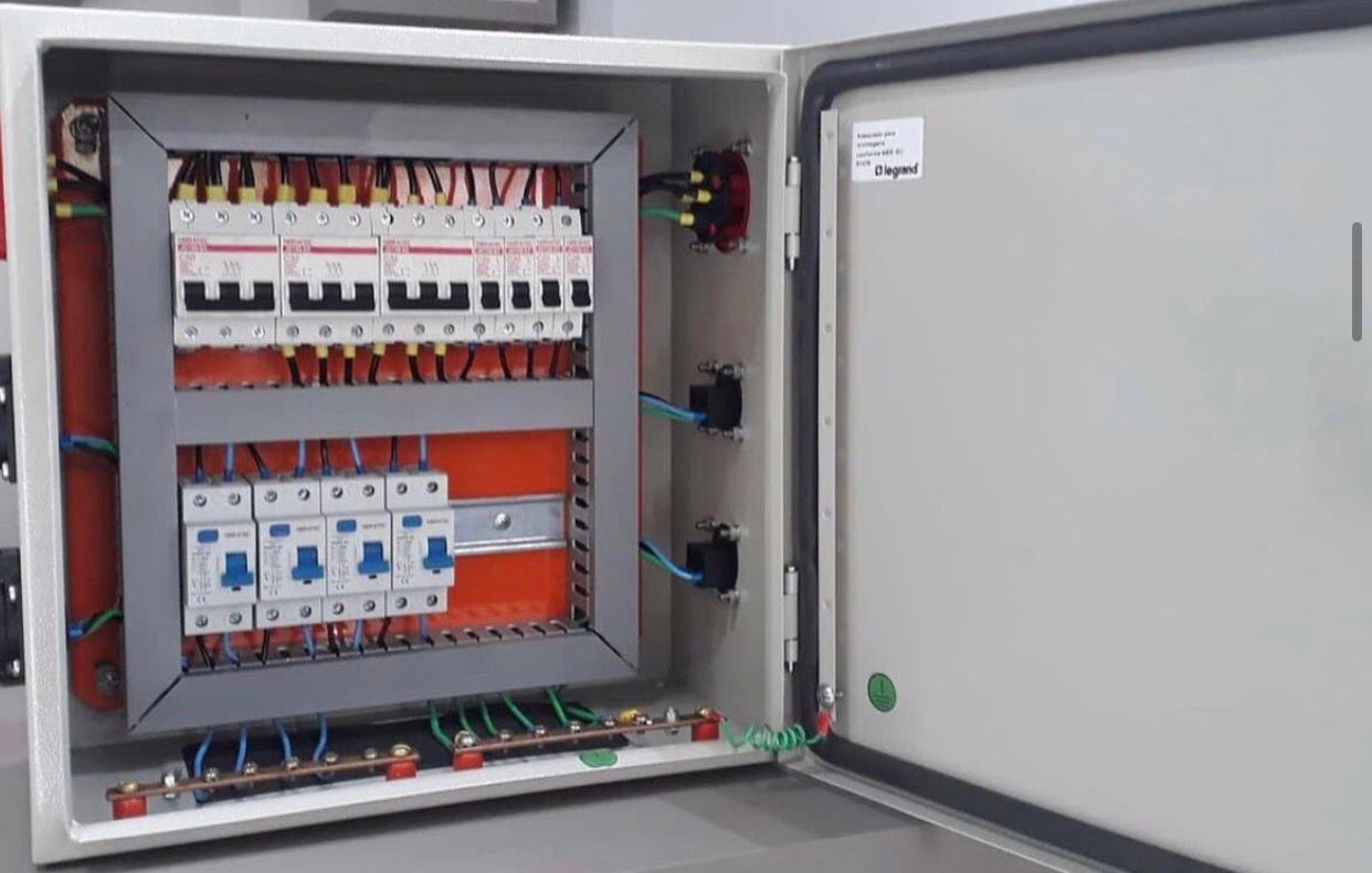 Quadro de distribuição elétrica aberto